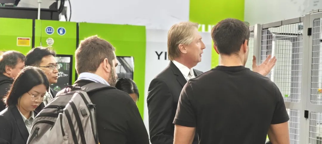 K 2025展機(jī)直擊|北極星系列YL3-V440F橡膠機(jī)：智控成型，一鍵解鎖高端自動化成型